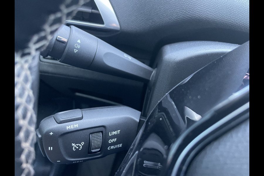 Peugeot 5008 1.2 PureTech Blue Lease Allure 7 Persoons - Airco - Achteruitrijcamera - Navigatiesysteem - Trekhaak - Cruise control - Parkeersensoren voor en achter - Licht metalen velgen 19 inch - Led verlichting - Stuur multifunctioneel - Mistlampen voor - Radio - Regensensor - Rijstrooksensor - Stuur leder