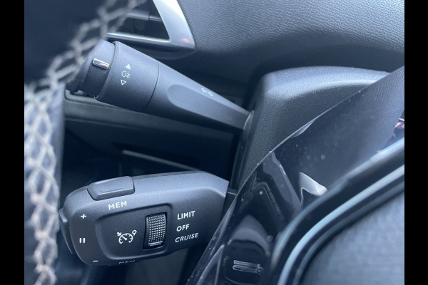 Peugeot 5008 1.2 PureTech Blue Lease Allure 7 Persoons - Airco - Achteruitrijcamera - Navigatiesysteem - Trekhaak - Cruise control - Parkeersensoren voor en achter - Licht metalen velgen 19 inch - Led verlichting - Stuur multifunctioneel - Mistlampen voor - Radio - Regensensor - Rijstrooksensor - Stuur leder