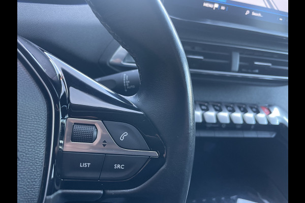 Peugeot 5008 1.2 PureTech Blue Lease Allure 7 Persoons - Airco - Achteruitrijcamera - Navigatiesysteem - Trekhaak - Cruise control - Parkeersensoren voor en achter - Licht metalen velgen 19 inch - Led verlichting - Stuur multifunctioneel - Mistlampen voor - Radio - Regensensor - Rijstrooksensor - Stuur leder