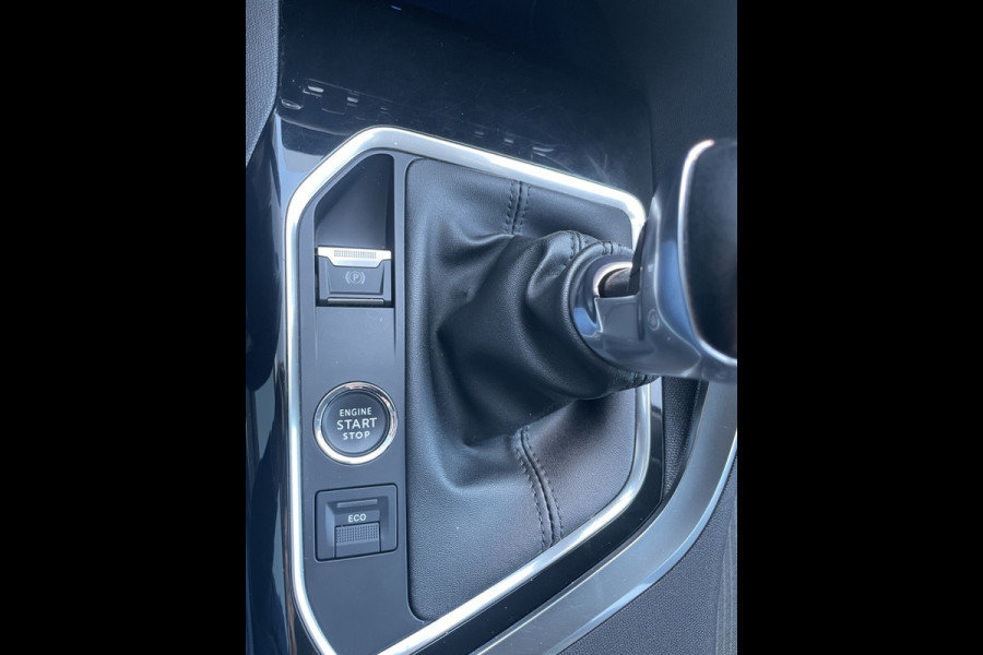 Peugeot 5008 1.2 PureTech Blue Lease Allure 7 Persoons - Airco - Achteruitrijcamera - Navigatiesysteem - Trekhaak - Cruise control - Parkeersensoren voor en achter - Licht metalen velgen 19 inch - Led verlichting - Stuur multifunctioneel - Mistlampen voor - Radio - Regensensor - Rijstrooksensor - Stuur leder