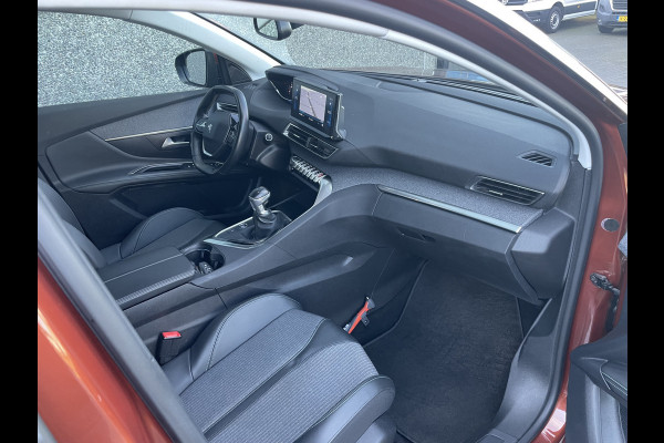 Peugeot 5008 1.2 PureTech Blue Lease Allure 7 Persoons - Airco - Achteruitrijcamera - Navigatiesysteem - Trekhaak - Cruise control - Parkeersensoren voor en achter - Licht metalen velgen 19 inch - Led verlichting - Stuur multifunctioneel - Mistlampen voor - Radio - Regensensor - Rijstrooksensor - Stuur leder