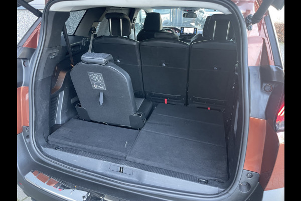 Peugeot 5008 1.2 PureTech Blue Lease Allure 7 Persoons - Airco - Achteruitrijcamera - Navigatiesysteem - Trekhaak - Cruise control - Parkeersensoren voor en achter - Licht metalen velgen 19 inch - Led verlichting - Stuur multifunctioneel - Mistlampen voor - Radio - Regensensor - Rijstrooksensor - Stuur leder