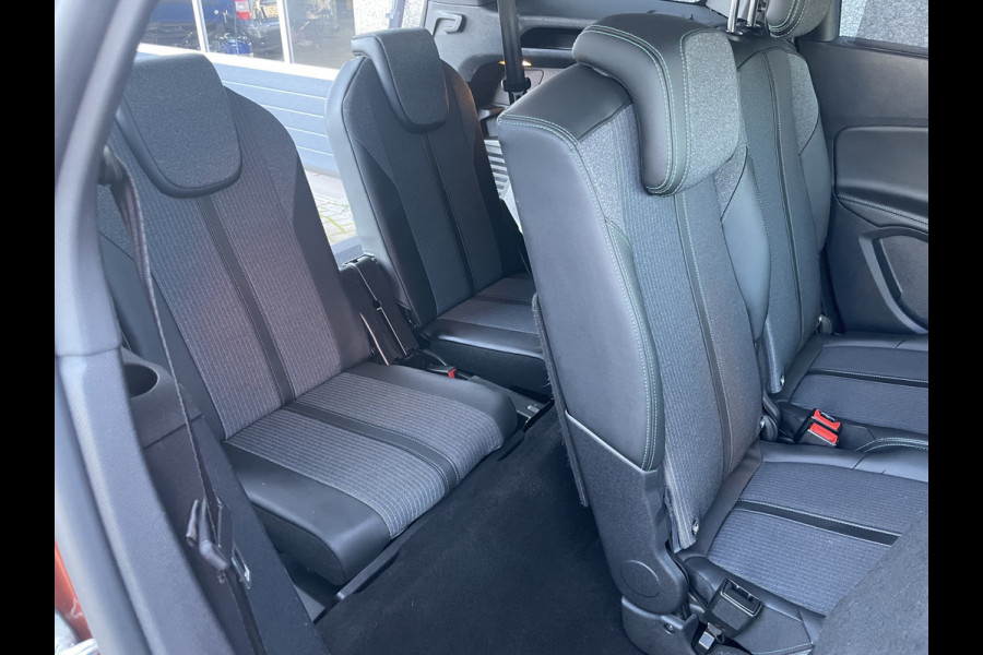 Peugeot 5008 1.2 PureTech Blue Lease Allure 7 Persoons - Airco - Achteruitrijcamera - Navigatiesysteem - Trekhaak - Cruise control - Parkeersensoren voor en achter - Licht metalen velgen 19 inch - Led verlichting - Stuur multifunctioneel - Mistlampen voor - Radio - Regensensor - Rijstrooksensor - Stuur leder