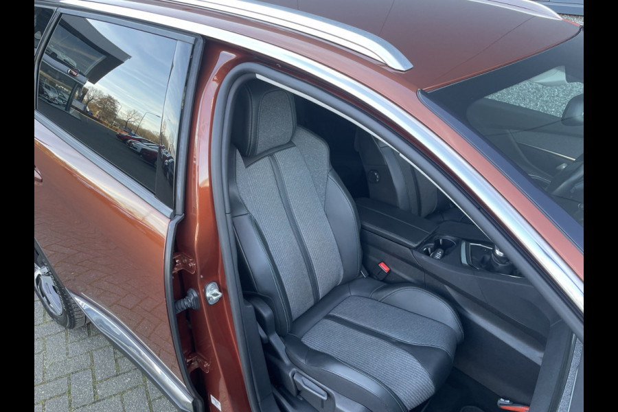 Peugeot 5008 1.2 PureTech Blue Lease Allure 7 Persoons - Airco - Achteruitrijcamera - Navigatiesysteem - Trekhaak - Cruise control - Parkeersensoren voor en achter - Licht metalen velgen 19 inch - Led verlichting - Stuur multifunctioneel - Mistlampen voor - Radio - Regensensor - Rijstrooksensor - Stuur leder