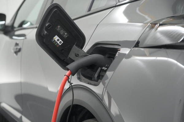 Peugeot e-2008 EV GT 50 kWh | 3 Fase Laadfunctie | Schuif-/Kanteldak | Alcantara Pakket | Camera | Apple Carplay