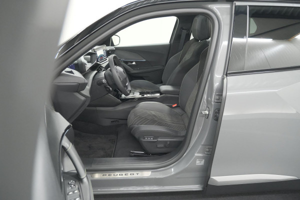 Peugeot e-2008 EV GT 50 kWh | 3 Fase Laadfunctie | Schuif-/Kanteldak | Alcantara Pakket | Camera | Apple Carplay