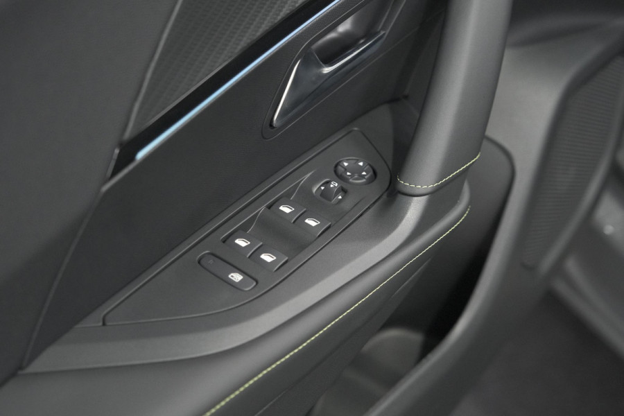 Peugeot e-2008 EV GT 50 kWh | 3 Fase Laadfunctie | Schuif-/Kanteldak | Alcantara Pakket | Camera | Apple Carplay
