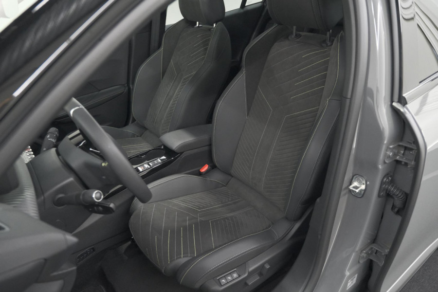 Peugeot e-2008 EV GT 50 kWh | 3 Fase Laadfunctie | Schuif-/Kanteldak | Alcantara Pakket | Camera | Apple Carplay