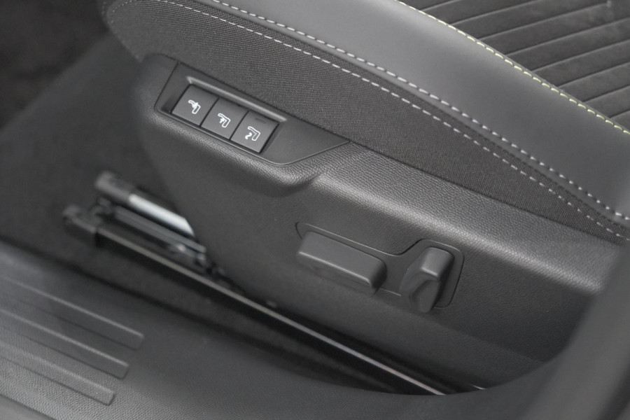 Peugeot e-2008 EV GT 50 kWh | 3 Fase Laadfunctie | Schuif-/Kanteldak | Alcantara Pakket | Camera | Apple Carplay