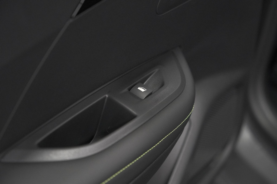 Peugeot e-2008 EV GT 50 kWh | 3 Fase Laadfunctie | Schuif-/Kanteldak | Alcantara Pakket | Camera | Apple Carplay