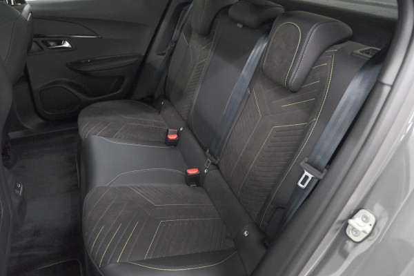 Peugeot e-2008 EV GT 50 kWh | 3 Fase Laadfunctie | Schuif-/Kanteldak | Alcantara Pakket | Camera | Apple Carplay