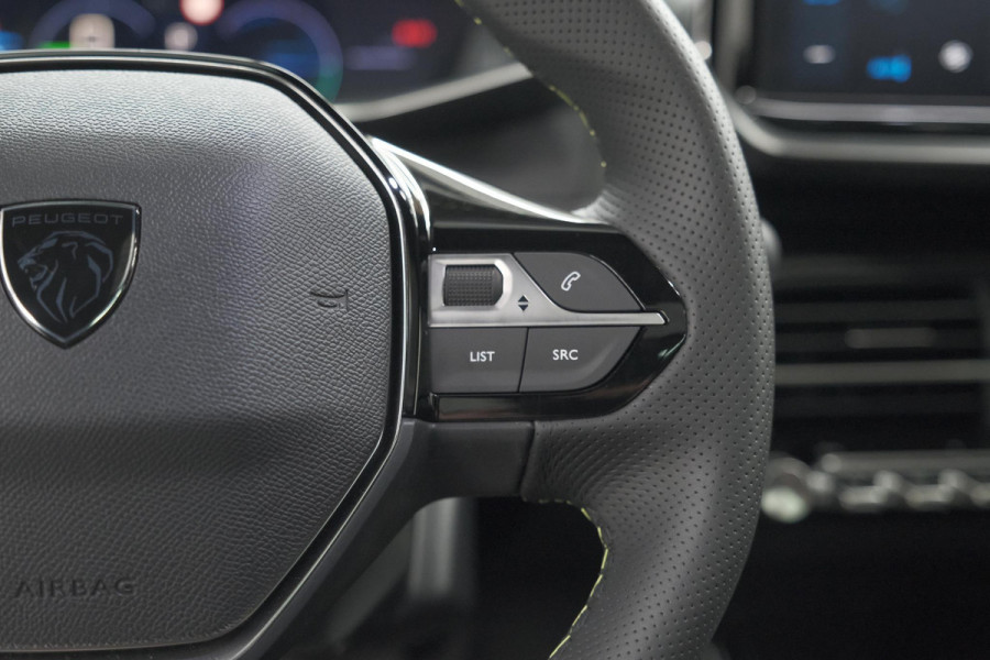 Peugeot e-2008 EV GT 50 kWh | 3 Fase Laadfunctie | Schuif-/Kanteldak | Alcantara Pakket | Camera | Apple Carplay