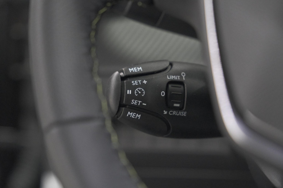 Peugeot e-2008 EV GT 50 kWh | 3 Fase Laadfunctie | Schuif-/Kanteldak | Alcantara Pakket | Camera | Apple Carplay