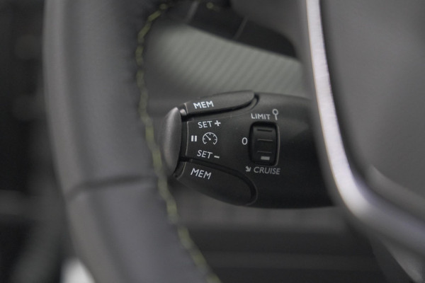 Peugeot e-2008 EV GT 50 kWh | 3 Fase Laadfunctie | Schuif-/Kanteldak | Alcantara Pakket | Camera | Apple Carplay