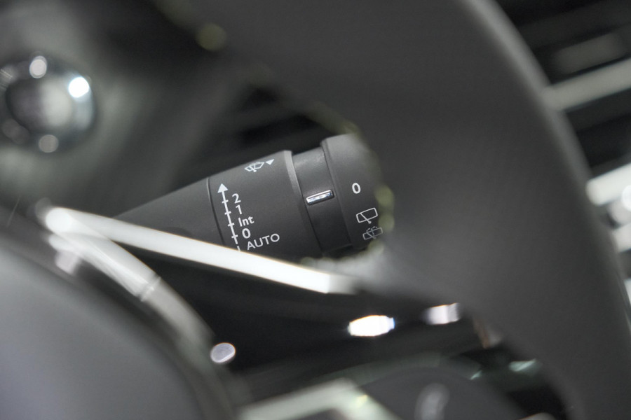 Peugeot e-2008 EV GT 50 kWh | 3 Fase Laadfunctie | Schuif-/Kanteldak | Alcantara Pakket | Camera | Apple Carplay