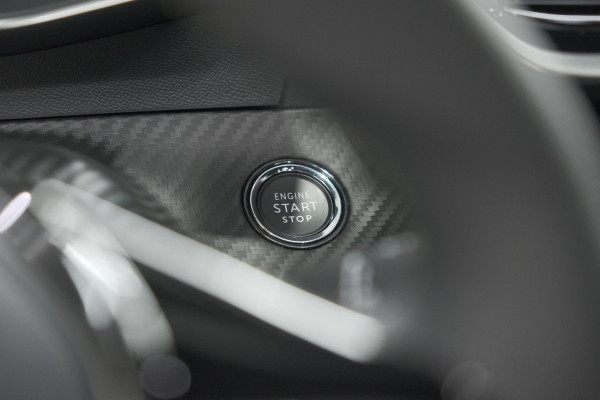 Peugeot e-2008 EV GT 50 kWh | 3 Fase Laadfunctie | Schuif-/Kanteldak | Alcantara Pakket | Camera | Apple Carplay