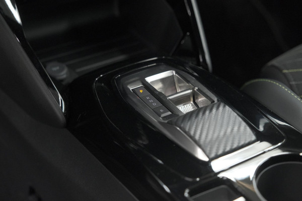 Peugeot e-2008 EV GT 50 kWh | 3 Fase Laadfunctie | Schuif-/Kanteldak | Alcantara Pakket | Camera | Apple Carplay