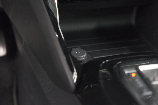 Peugeot e-2008 EV GT 50 kWh | 3 Fase Laadfunctie | Schuif-/Kanteldak | Alcantara Pakket | Camera | Apple Carplay
