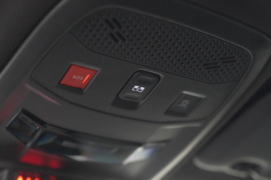 Peugeot e-2008 EV GT 50 kWh | 3 Fase Laadfunctie | Schuif-/Kanteldak | Alcantara Pakket | Camera | Apple Carplay