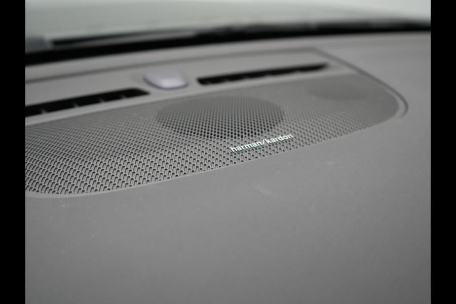 Volvo XC40 T5 Plug-in hybrid Ultimate Dark 262pk Dealer O.H PHEV | Panodak | Trekhaak af Fabriek | Adaptive Cruise | Alcantara Sportstoelen Memory | 360 Camera | Keyless | BLIS | 20"L.M | Pilot Assist | Apple Carplay |