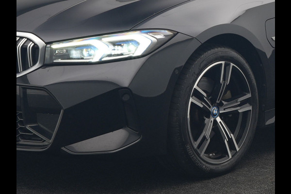 BMW 3 Serie Touring 330e M Sport FACELIFT Plug In Hybrid 293pk Dealer O.H PHEV | Head Up | Alcantara Sportstoelen Memory | Widescreen Navi | Keyless | stuur & Stoelverwarming | Camera & Parkassist | Apple Carplay | Sfeerverlichting |