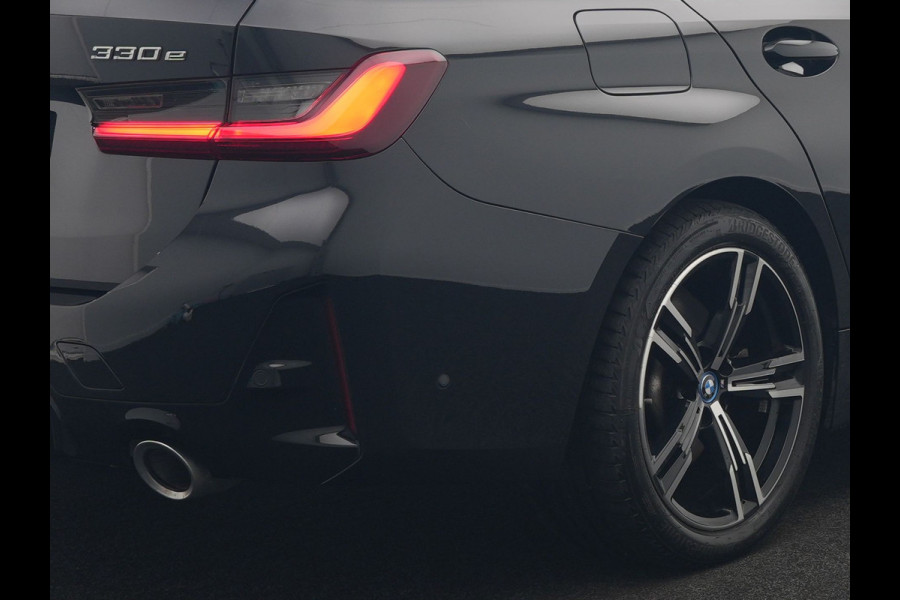 BMW 3 Serie Touring 330e M Sport FACELIFT Plug In Hybrid 293pk Dealer O.H PHEV | Head Up | Alcantara Sportstoelen Memory | Widescreen Navi | Keyless | stuur & Stoelverwarming | Camera & Parkassist | Apple Carplay | Sfeerverlichting |