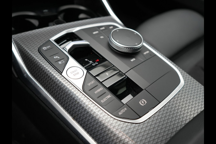 BMW 3 Serie Touring 330e M Sport FACELIFT Plug In Hybrid 293pk Dealer O.H PHEV | Head Up | Alcantara Sportstoelen Memory | Widescreen Navi | Keyless | stuur & Stoelverwarming | Camera & Parkassist | Apple Carplay | Sfeerverlichting |