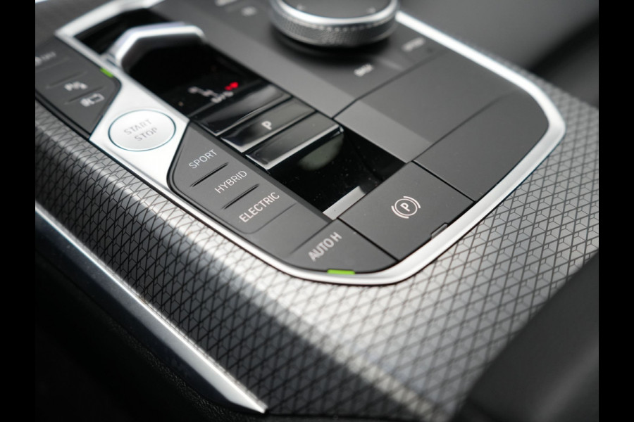 BMW 3 Serie Touring 330e M Sport FACELIFT Plug In Hybrid 293pk Dealer O.H PHEV | Head Up | Alcantara Sportstoelen Memory | Widescreen Navi | Keyless | stuur & Stoelverwarming | Camera & Parkassist | Apple Carplay | Sfeerverlichting |