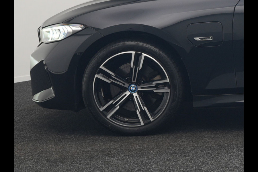 BMW 3 Serie Touring 330e M Sport FACELIFT Plug In Hybrid 293pk Dealer O.H PHEV | Head Up | Alcantara Sportstoelen Memory | Widescreen Navi | Keyless | stuur & Stoelverwarming | Camera & Parkassist | Apple Carplay | Sfeerverlichting |