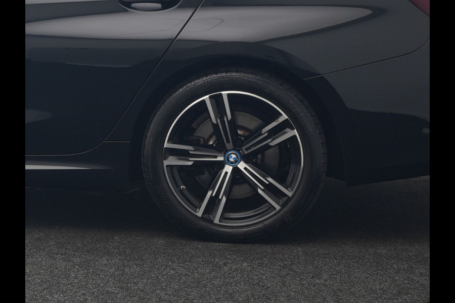 BMW 3 Serie Touring 330e M Sport FACELIFT Plug In Hybrid 293pk Dealer O.H PHEV | Head Up | Alcantara Sportstoelen Memory | Widescreen Navi | Keyless | stuur & Stoelverwarming | Camera & Parkassist | Apple Carplay | Sfeerverlichting |