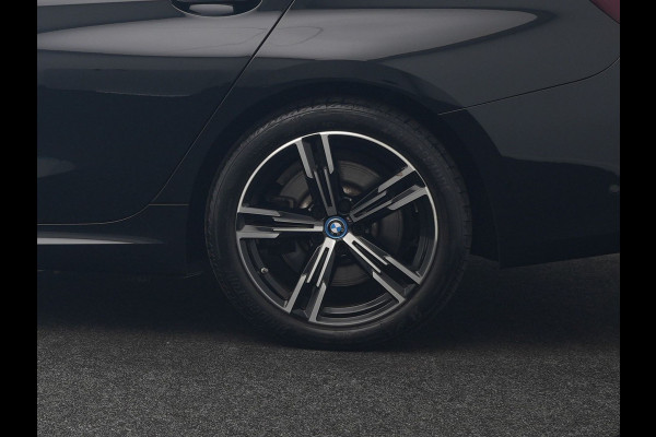 BMW 3 Serie Touring 330e M Sport FACELIFT Plug In Hybrid 293pk Dealer O.H PHEV | Head Up | Alcantara Sportstoelen Memory | Widescreen Navi | Keyless | stuur & Stoelverwarming | Camera & Parkassist | Apple Carplay | Sfeerverlichting |