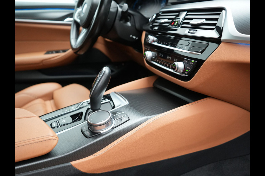 BMW 5 Serie Touring 530e M Sport Plug in Hybrid 293pk Dealer O.H PHEV | Trekhaak af fabriek | Adaptive Cruise | 19"L.M | Lederen Sportstoelen Verwarmd | Camera & Parkassist | Apple Carplay | Sfeerverlichting |