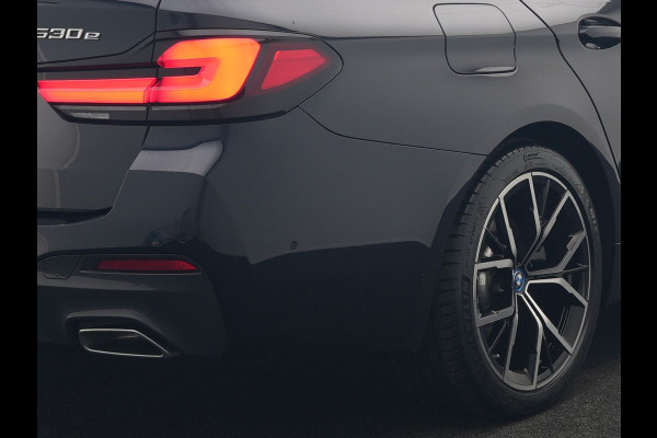 BMW 5 Serie Touring 530e M Sport Plug in Hybrid 293pk Dealer O.H PHEV | Trekhaak af fabriek | Adaptive Cruise | 19"L.M | Lederen Sportstoelen Verwarmd | Camera & Parkassist | Apple Carplay | Sfeerverlichting |