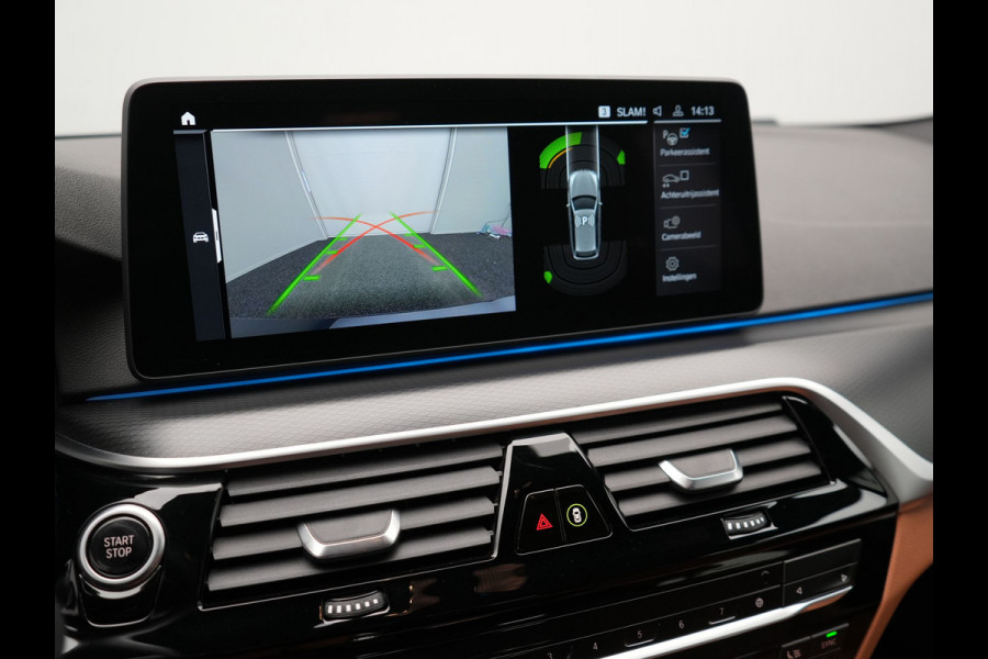 BMW 5 Serie Touring 530e M Sport Plug in Hybrid 293pk Dealer O.H PHEV | Trekhaak af fabriek | Adaptive Cruise | 19"L.M | Lederen Sportstoelen Verwarmd | Camera & Parkassist | Apple Carplay | Sfeerverlichting |