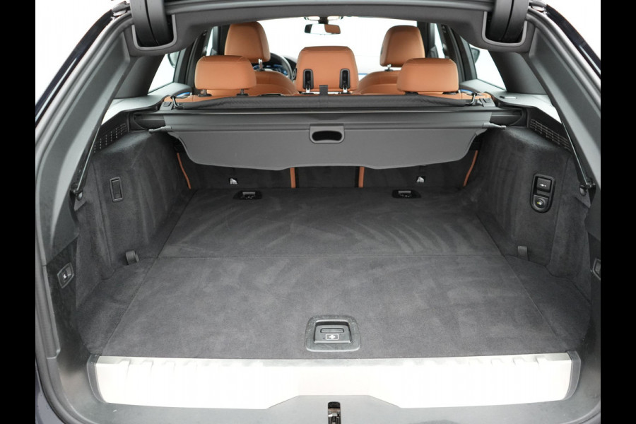 BMW 5 Serie Touring 530e M Sport Plug in Hybrid 293pk Dealer O.H PHEV | Trekhaak af fabriek | Adaptive Cruise | 19"L.M | Lederen Sportstoelen Verwarmd | Camera & Parkassist | Apple Carplay | Sfeerverlichting |