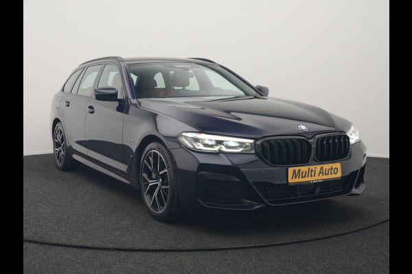 BMW 5 Serie Touring 530e M Sport Plug in Hybrid 293pk Dealer O.H PHEV | Trekhaak af fabriek | Adaptive Cruise | 19"L.M | Lederen Sportstoelen Verwarmd | Camera & Parkassist | Apple Carplay | Sfeerverlichting |