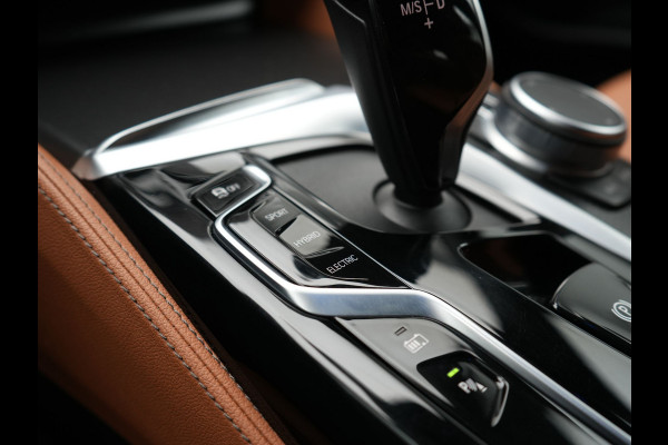 BMW 5 Serie Touring 530e M Sport Plug in Hybrid 293pk Dealer O.H PHEV | Trekhaak af fabriek | Adaptive Cruise | 19"L.M | Lederen Sportstoelen Verwarmd | Camera & Parkassist | Apple Carplay | Sfeerverlichting |