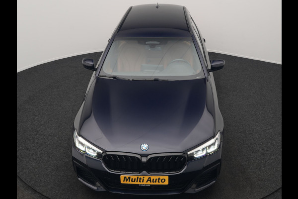 BMW 5 Serie Touring 530e M Sport Plug in Hybrid 293pk Dealer O.H PHEV | Trekhaak af fabriek | Adaptive Cruise | 19"L.M | Lederen Sportstoelen Verwarmd | Camera & Parkassist | Apple Carplay | Sfeerverlichting |