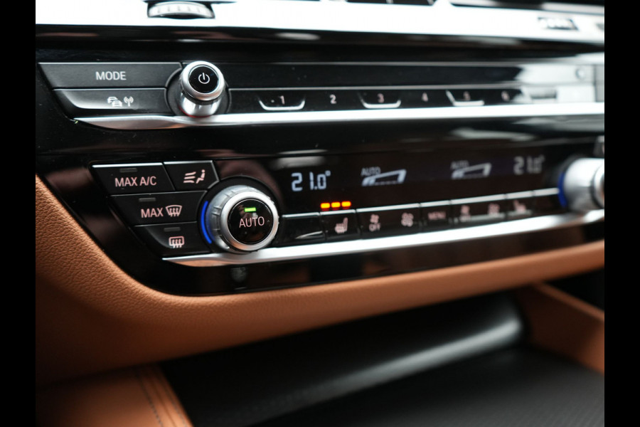 BMW 5 Serie Touring 530e M Sport Plug in Hybrid 293pk Dealer O.H PHEV | Trekhaak af fabriek | Adaptive Cruise | 19"L.M | Lederen Sportstoelen Verwarmd | Camera & Parkassist | Apple Carplay | Sfeerverlichting |