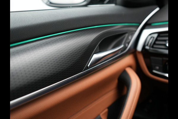 BMW 5 Serie Touring 530e M Sport Plug in Hybrid 293pk Dealer O.H PHEV | Trekhaak af fabriek | Adaptive Cruise | 19"L.M | Lederen Sportstoelen Verwarmd | Camera & Parkassist | Apple Carplay | Sfeerverlichting |