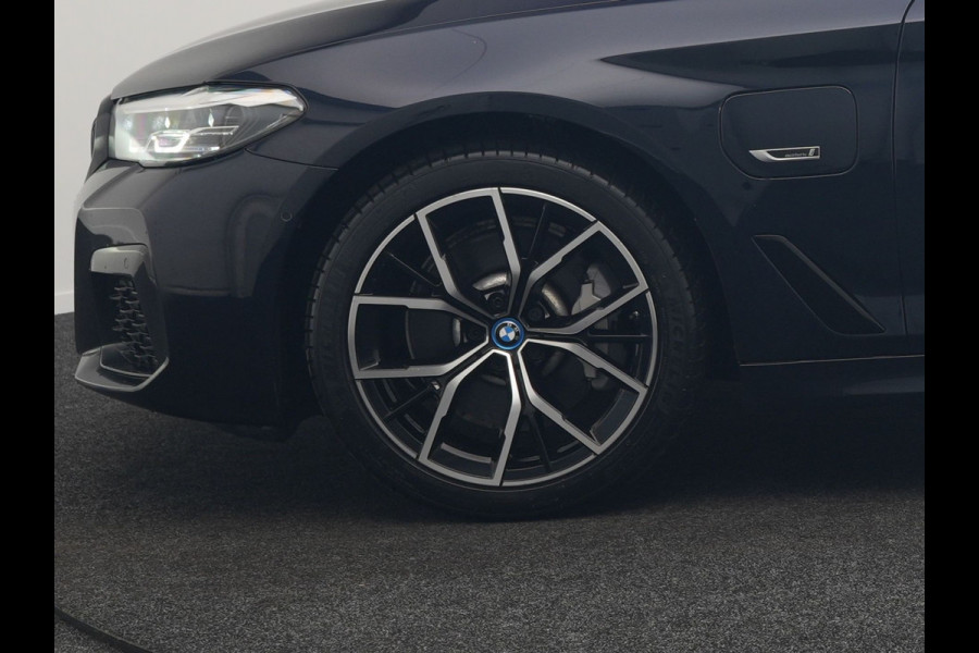 BMW 5 Serie Touring 530e M Sport Plug in Hybrid 293pk Dealer O.H PHEV | Trekhaak af fabriek | Adaptive Cruise | 19"L.M | Lederen Sportstoelen Verwarmd | Camera & Parkassist | Apple Carplay | Sfeerverlichting |