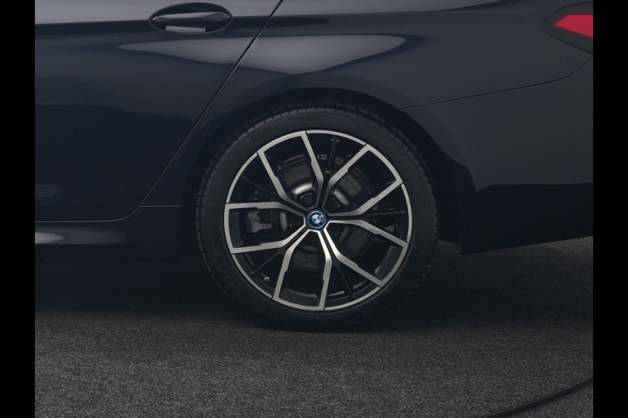 BMW 5 Serie Touring 530e M Sport Plug in Hybrid 293pk Dealer O.H PHEV | Trekhaak af fabriek | Adaptive Cruise | 19"L.M | Lederen Sportstoelen Verwarmd | Camera & Parkassist | Apple Carplay | Sfeerverlichting |