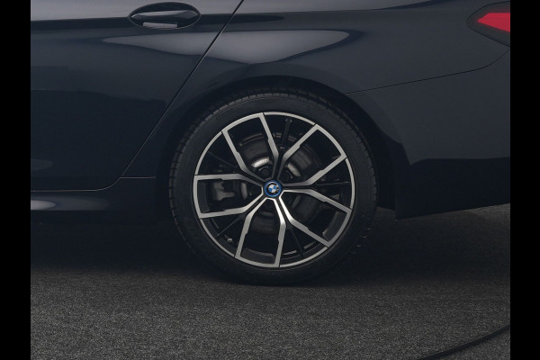 BMW 5 Serie Touring 530e M Sport Plug in Hybrid 293pk Dealer O.H PHEV | Trekhaak af fabriek | Adaptive Cruise | 19"L.M | Lederen Sportstoelen Verwarmd | Camera & Parkassist | Apple Carplay | Sfeerverlichting |