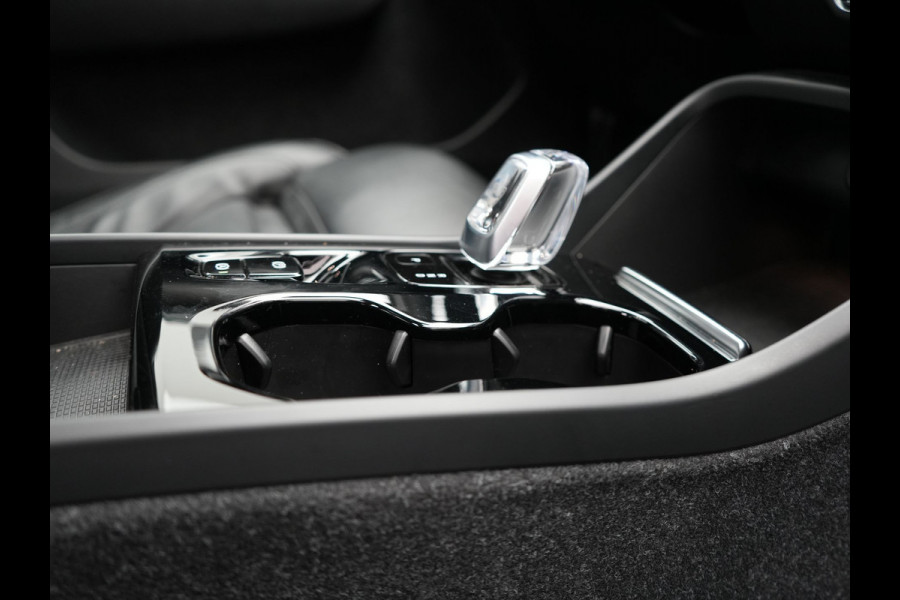 Volvo XC40 T5 Recharge Inscription Plug In Hybrid 262pk Dealer O.H PHEV | Trekhaak af Fabriek | Panodak | Adaptive Cruise | Lederen Sportstoelen Verwarmd | 19"L.M | Camera | Keyless | Apple Carplay |