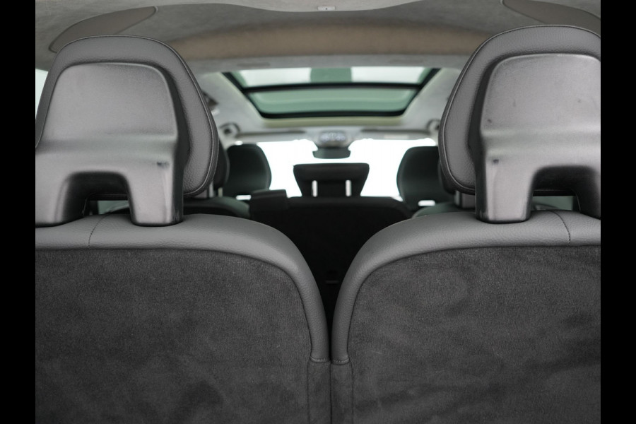 Volvo XC90 T8 Recharge AWD Ultimate Dark Plug In Hybrid LONG RANGE 455pk 7 Persoons PHEV | Trekhaak af Fabriek | Panodak | Adaptive Cruise | 360 Camera | 22"L.M | Head Up | Google Maps | Pilot Assist | Harmand Kardon | Stuurverwarming |