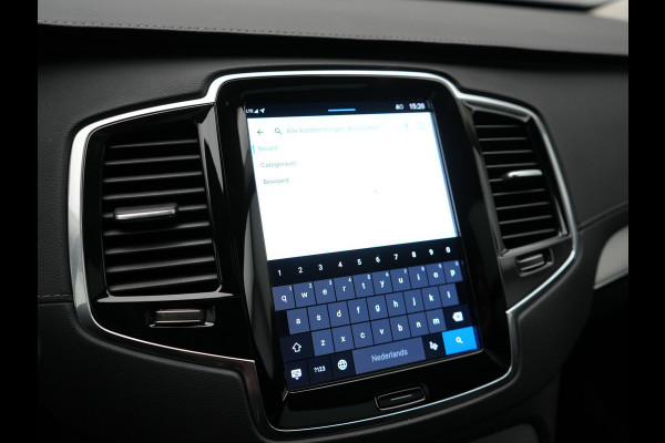 Volvo XC90 T8 Recharge AWD Ultimate Dark Plug In Hybrid LONG RANGE 455pk 7 Persoons PHEV | Trekhaak af Fabriek | Panodak | Adaptive Cruise | 360 Camera | 22"L.M | Head Up | Google Maps | Pilot Assist | Harmand Kardon | Stuurverwarming |