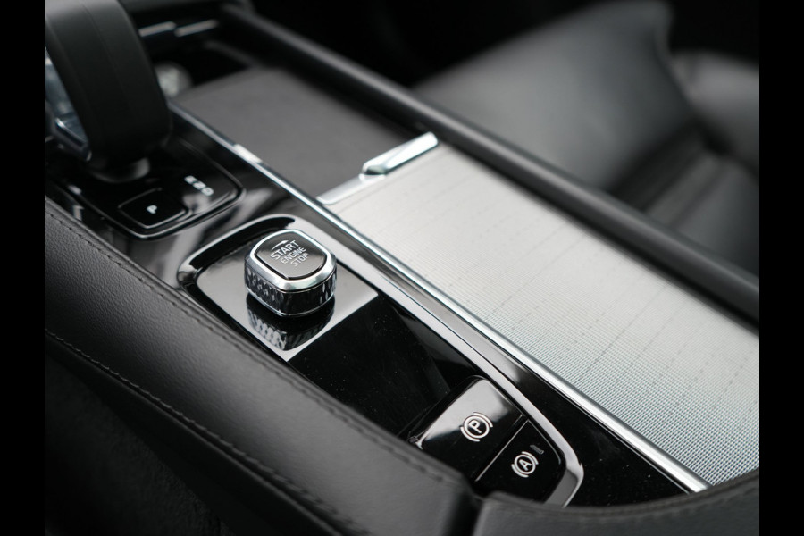 Volvo XC90 T8 Recharge AWD Ultimate Dark Plug In Hybrid LONG RANGE 455pk 7 Persoons PHEV | Trekhaak af Fabriek | Panodak | Adaptive Cruise | 360 Camera | 22"L.M | Head Up | Google Maps | Pilot Assist | Harmand Kardon | Stuurverwarming |