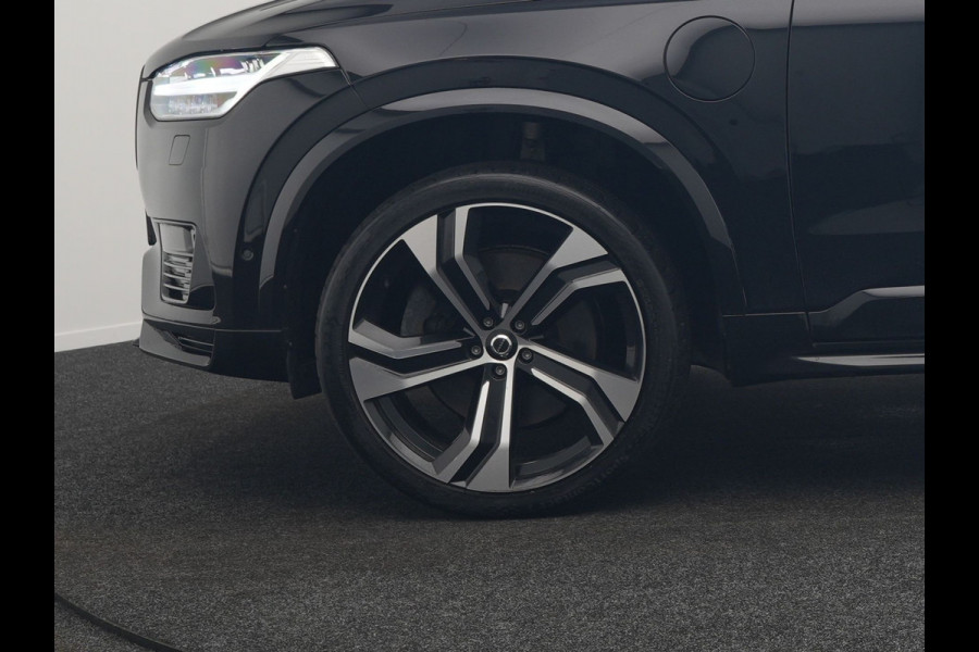Volvo XC90 T8 Recharge AWD Ultimate Dark Plug In Hybrid LONG RANGE 455pk 7 Persoons PHEV | Trekhaak af Fabriek | Panodak | Adaptive Cruise | 360 Camera | 22"L.M | Head Up | Google Maps | Pilot Assist | Harmand Kardon | Stuurverwarming |