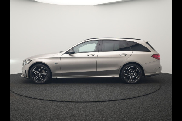 Mercedes-Benz C-Klasse Estate 300 e Business Solution AMG PHEV 320pk | Trekhaak af Fabriek | Adaptive Cruise | Alcantara Sportstoelen Verwarmd | Apple Carplay | Camera | BLIS | 18"L.M | Plug In Hybrid
