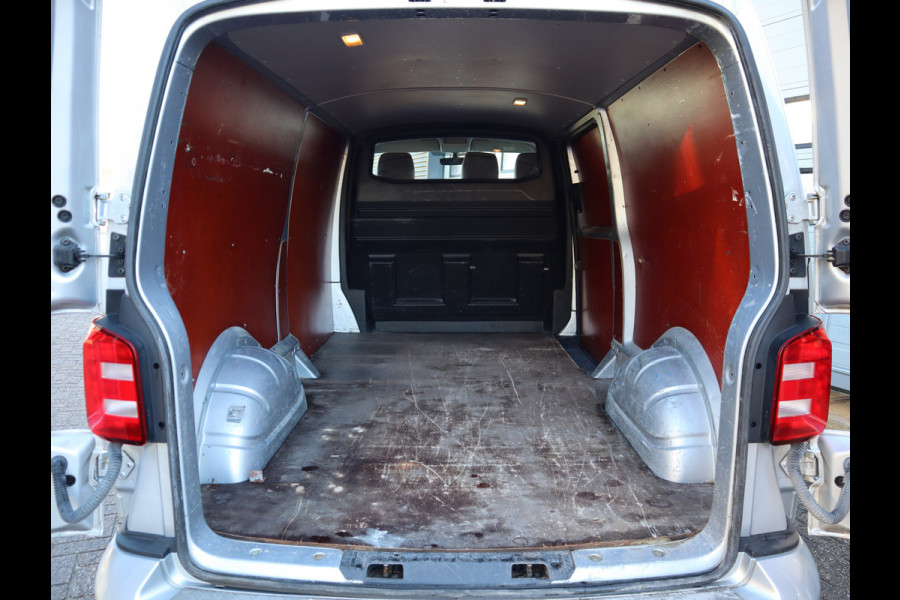 Volkswagen Transporter 2.0 TDI 150pk Euro 6 Automaat - L2 Lang - Trekhaak - Leer